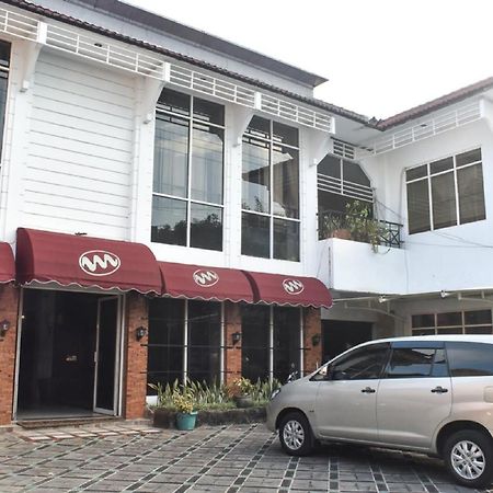 Hotel Reddoorz Near Kampung Warna Warni Malang Esterno foto