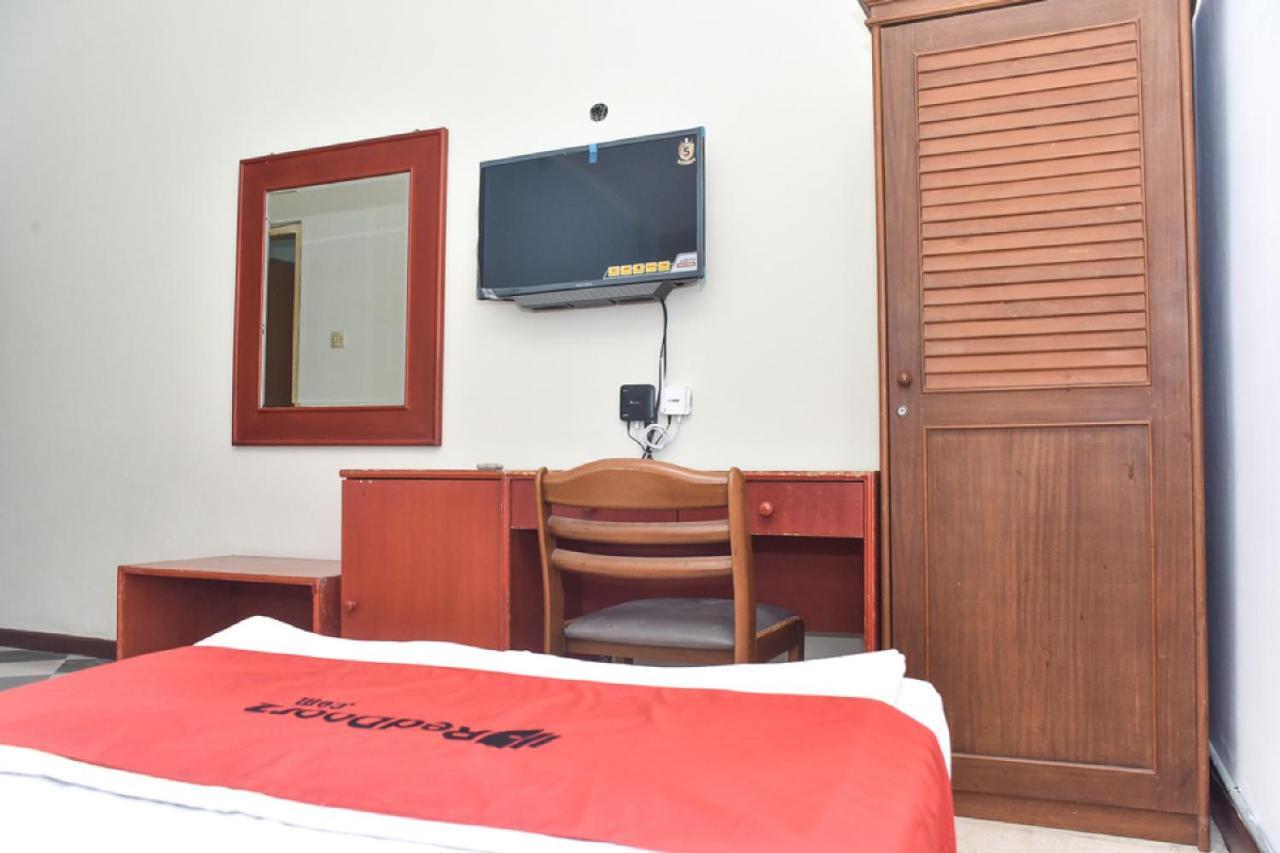 Hotel Reddoorz Near Kampung Warna Warni Malang Esterno foto