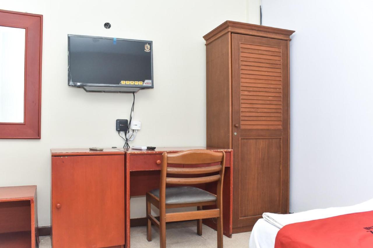Hotel Reddoorz Near Kampung Warna Warni Malang Esterno foto